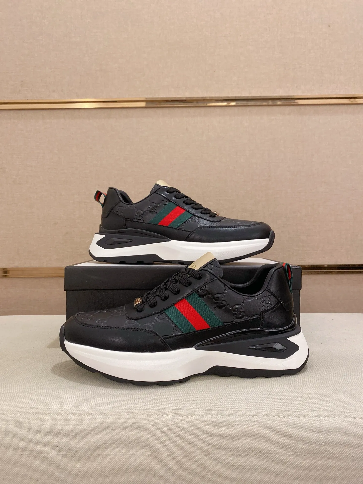 Men's shoes 💰 462💰The new GUCCI (Gucci) counters are launched simultaneously. The new men's shoes, 😘fabrics are selected from imported cowhide, and the lining is sheepskin lining. 👍🏿 High-end ☄️ air-cushion molded anti-slip rubber outsole, exquisite lines, simple and elegant, comfortable and high-end for leisure travel. Code number: 38 to 44 (45 can be customized and cannot be returned or exchanged)